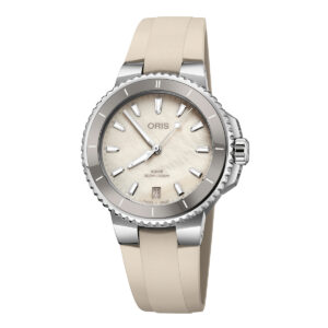 Oris Aquis Date con esfera clara y correa de caucho beige.