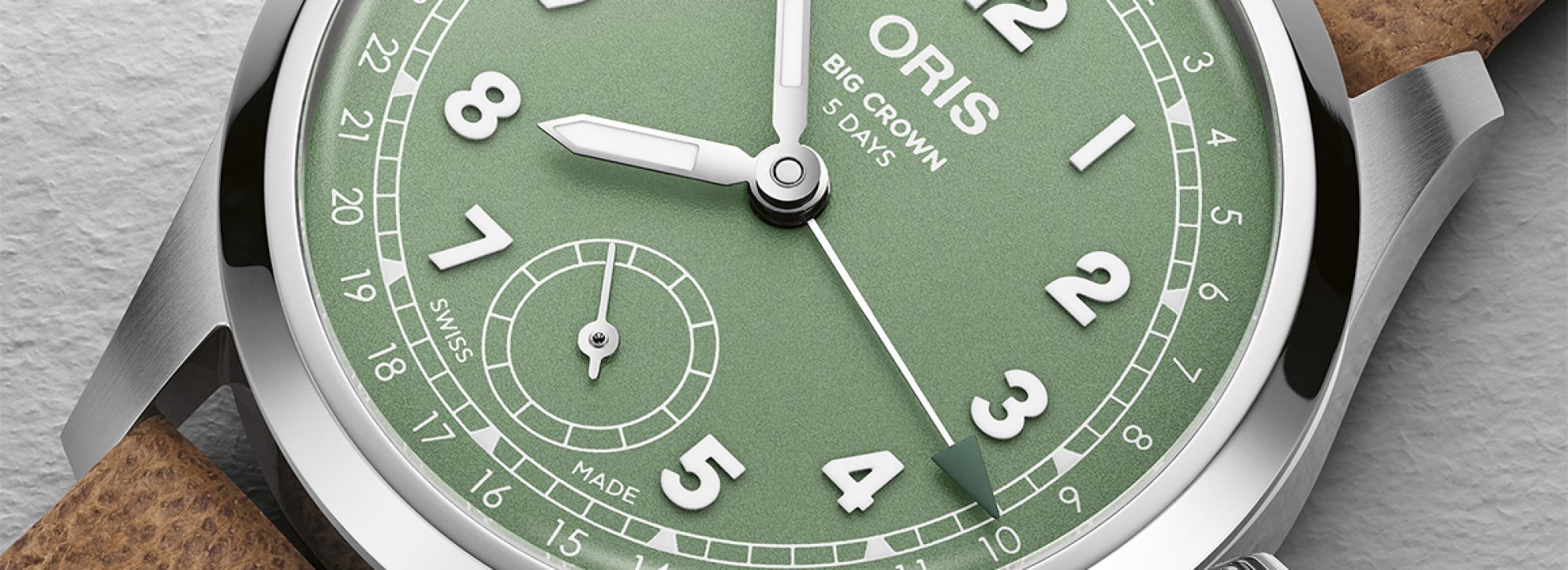 _0058__0016_01 403 7799 4067-07 6 20 09FC - Big Crown Pointer Date Calibre 403 - cus 03