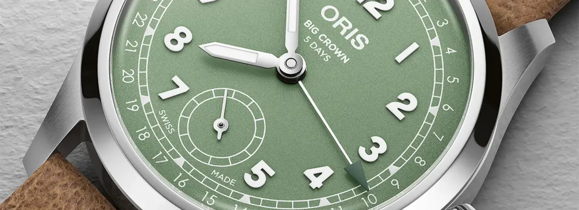 _0058__0016_01 403 7799 4067-07 6 20 09FC - Big Crown Pointer Date Calibre 403 - cus 03